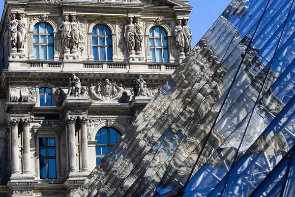Louvre là một trong những viện bảo tàng nổi tiếng nhất thế giới, trưng bày hiện vật của những nền văn minh cổ, nghệ thuật Hồi giáo và nghệ thuật châu Âu. Với diện tích 210.000 m2, Louvre trưng bày 35.000 trên tổng số 380.000 hiện vật bảo tàng sở hữu. Trong đó có nhiều tuyệt tác như bức trang Monalis, tượng thần Vệ Nữ, tượng thần Chiến Thắng, phiến đá ghi bộ luật cổ nhất thế giới Hamurabi... Louvre là một trong những viện bảo tàng nổi tiếng nhất thế giới, trưng bày hiện vật của những nền văn minh cổ, nghệ thuật Hồi giáo và nghệ thuật châu Âu. Với diện tích 210.000 m2, Louvre trưng bày 35.000 trên tổng số 380.000 hiện vật bảo tàng sở hữu. Trong đó có nhiều tuyệt tác như bức trang Monalis, tượng thần Vệ Nữ, tượng thần Chiến Thắng, phiến đá ghi bộ luật cổ nhất thế giới Hamurabi...