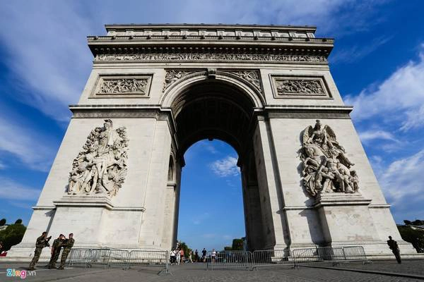 Khải Hoàn Môn Paris là một trong 10 công trình nổi tiếng nhất nước Pháp. Được Hoàng đế Napoleon xây dựng vào thế kỷ 19, công trình có kích thước mặt đứng gần hình vuông, chiều rộng 45 m, chiều cao 50 m. và nằm trong quảng trường có đường kính 240 m. Khải Hoàn Môn Paris là một trong 10 công trình nổi tiếng nhất nước Pháp. Được Hoàng đế Napoleon xây dựng vào thế kỷ 19, công trình có kích thước mặt đứng gần hình vuông, chiều rộng 45 m, chiều cao 50 m. và nằm trong quảng trường có đường kính 240 m.