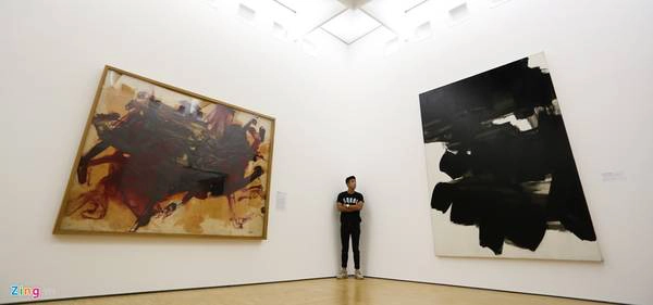 Bảo tàng Nghệ thuật Hiện đại Quốc gia (MOMA) ở quận 4 có hơn 60.000 tác phẩm nghệ thuật quan trọng của châu Âu, thể hiện phong trào nghệ thuật của trường phái dã thú, xu hướng lập thể, chủ nghĩa siêu thực và biểu hiện trừu tượng. Tại đây có trưng bày tác phẩm của những danh họa nổi tiếng thế giới như Picasso, Van Gogh, Matisse, Dali, Miro, Kandinsky, Pollock. Bảo tàng Nghệ thuật Hiện đại Quốc gia (MOMA) ở quận 4 có hơn 60.000 tác phẩm nghệ thuật quan trọng của châu Âu, thể hiện phong trào nghệ thuật của trường phái dã thú, xu hướng lập thể, chủ nghĩa siêu thực và biểu hiện trừu tượng. Tại đây có trưng bày tác phẩm của những danh họa nổi tiếng thế giới như Picasso, Van Gogh, Matisse, Dali, Miro, Kandinsky, Pollock.