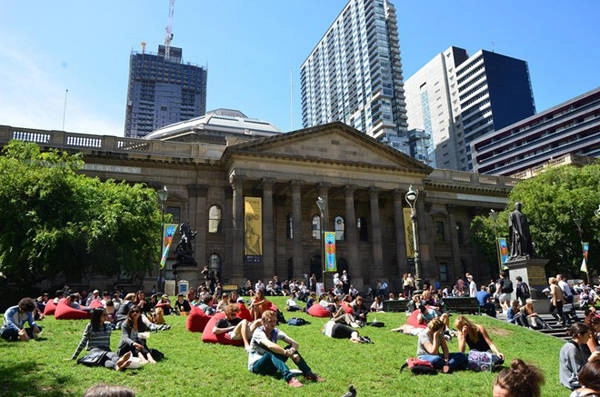 Thư viện quốc gia Victoria, Melbourne, Australia: Khắp Melbourne có rất nhiều pokemon cho bạn tha hồ bắt. Và khung cảnh thanh bình, thoáng rộng ở thư viện Victoria là nơi được yêu thích, khi mệt bạn có thể ngồi nghỉ ngơi trên bãi cỏ, trên bậc thềm lớn. Thư viện quốc gia Victoria, Melbourne, Australia: Khắp Melbourne có rất nhiều pokemon cho bạn tha hồ bắt. Và khung cảnh thanh bình, thoáng rộng ở thư viện Victoria là nơi được yêu thích, khi mệt bạn có thể ngồi nghỉ ngơi trên bãi cỏ, trên bậc thềm lớn.