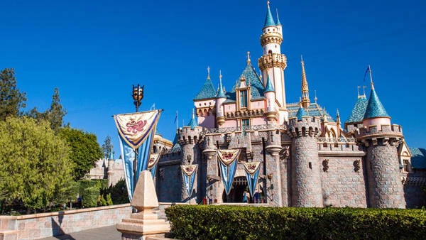 Disneyland, Anaheim, California, Mỹ: Từ khu Bugs Land đến khu Big Thunder mountain railroad, quanh Disneyland có rất nhiều Pokemon Lure (dùng để thu hút Pokemon). Người chơi có thể vừa cho trẻ em tham gia các trò chơi ở công viên, còn người lớn thì thoải mái bắt Pokemon mà không sợ cản trở giao thông hay các nguy hiểm khác như bắt Pokemon ở ngoài đường. Disneyland, Anaheim, California, Mỹ: Từ khu Bugs Land đến khu Big Thunder mountain railroad, quanh Disneyland có rất nhiều Pokemon Lure (dùng để thu hút Pokemon). Người chơi có thể vừa cho trẻ em tham gia các trò chơi ở công viên, còn người lớn thì thoải mái bắt Pokemon mà không sợ cản trở giao thông hay các nguy hiểm khác như bắt Pokemon ở ngoài đường.