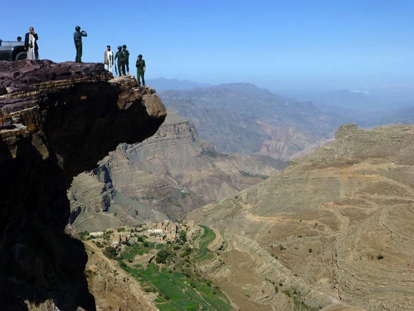 Tảng đá nhô ra nhìn xuống thung lũng bao la tại Yemen.