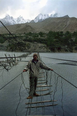 Trên một cây cầu bắc qua sông Hunza ở Pakistan.