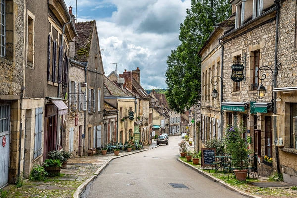 Một con phố ở Vézelay - Ảnh: wp Một con phố ở Vézelay - Ảnh: wp