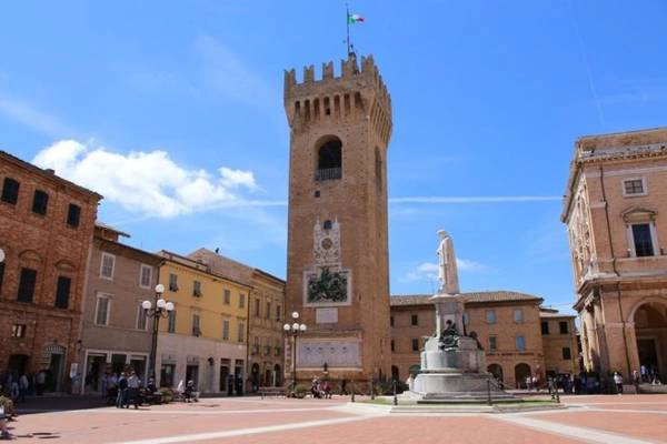 Tháp Torre del Borgo ở quảng trường Piazza Leopardi - Ảnh: twimg.com Tháp Torre del Borgo ở quảng trường Piazza Leopardi - Ảnh: twimg.com