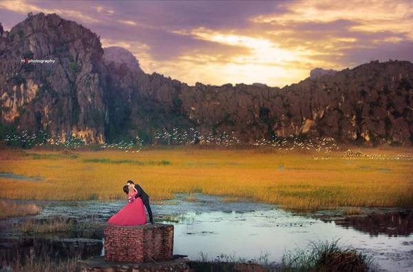 Hoàng hôn trên đầm Vân Long: Được đưa vào khai thác du lịch từ năm 1998, tuy nhiên, đầm Vân Long không được nhiều người biết đến như Tràng An hay Tam Cốc - Bích Động. Vì vậy, nơi đây vẫn giữ được vẻ đẹp rất hoang sơ và tĩnh lặng. Ảnh: Hyna Nguyễn.