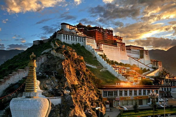 Cung điện Potala nằm ở thành phố Lhasa, thủ phủ của Tây Tạng. Ảnh: greatwallvacation.com Cung điện Potala nằm ở thành phố Lhasa, thủ phủ của Tây Tạng. Ảnh: greatwallvacation.com