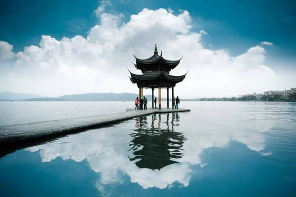 Tây Hồ lãng mạn trong sương sớm. Ảnh: Asiaone Tây Hồ lãng mạn trong sương sớm. Ảnh: Asiaone
