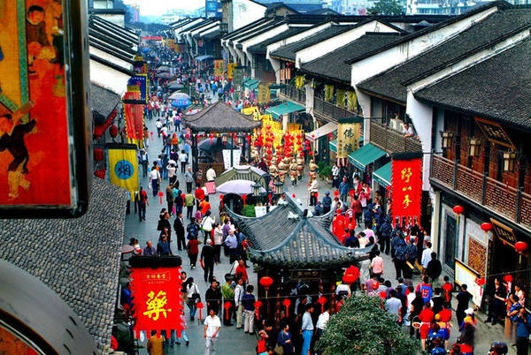 Một con phố cổ tấp nập du khách ở Hàng Châu. Ảnh: absolutechinatours.com. Một con phố cổ tấp nập du khách ở Hàng Châu. Ảnh: absolutechinatours.com.