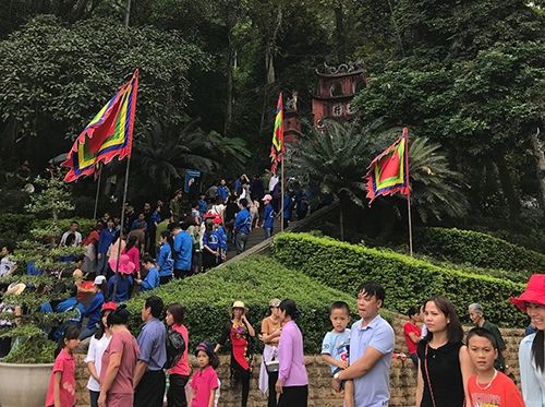 Khu di tích Đền Hùng Đây là một quần thể kiến trúc uy nghiêm, nơi thờ phụng các Vua Hùng nằm trên núi Nghĩa Lĩnh. Từ Hà Nội theo quốc lộ 2 đến thành phố Việt Trì (84 km) đi tiếp khoảng 10 km đến ngã ba Hàng rẽ về bên trái 3 km là đến nơi. Khu di tích bao gồm bốn đền chính là đền Hạ, Trung, Thượng và Giếng. Từ dưới chân núi, bạn bước qua một cánh cổng, đi qua nhiều bậc đá để tới thắp hương và vãn cảnh các đền, kết thúc hành trình là tại đền Thượng trên đỉnh Nghĩa Lĩnh, nơi có lăng mộ vua Hùng thứ sáu. Lễ hội đền Hùng là thời điểm khu di tích đón khách đông nhất trong năm. Dù đi tham quan hay đi lễ, bạn đều nên chú ý đồ đạc nơi đông người, đồng thời cẩn trọng với các dịch vụ ăn uống, ngủ nghỉ. Ảnh: Bích Ngọc. Làng cổ Hùng LôChỉ cách đền Hùng 10km, làng cổ Hùng Lô 300 năm tuổi nằm bên bờ sông Lô. Là quần thể di tích có giá trị về văn hóa và lịch sử, những năm gần đây, nơi này đang trở thành điểm đến hấp dẫn trong hành trình du lịch tâm linh Phú Thọ. Ảnh: Hương Chi. Khu di tích Đền Hùng Đây là một quần thể kiến trúc uy nghiêm, nơi thờ phụng các Vua Hùng nằm trên núi Nghĩa Lĩnh. Từ Hà Nội theo quốc lộ 2 đến thành phố Việt Trì (84 km) đi tiếp khoảng 10 km đến ngã ba Hàng rẽ về bên trái 3 km là đến nơi. Khu di tích bao gồm bốn đền chính là đền Hạ, Trung, Thượng và Giếng. Từ dưới chân núi, bạn bước qua một cánh cổng, đi qua nhiều bậc đá để tới thắp hương và vãn cảnh các đền, kết thúc hành trình là tại đền Thượng trên đỉnh Nghĩa Lĩnh, nơi có lăng mộ vua Hùng thứ sáu. Lễ hội đền Hùng là thời điểm khu di tích đón khách đông nhất trong năm. Dù đi tham quan hay đi lễ, bạn đều nên chú ý đồ đạc nơi đông người, đồng thời cẩn trọng với các dịch vụ ăn uống, ngủ nghỉ. Ảnh: Bích Ngọc. Làng cổ Hùng LôChỉ cách đền Hùng 10km, làng cổ Hùng Lô 300 năm tuổi nằm bên bờ sông Lô. Là quần thể di tích có giá trị về văn hóa và lịch sử, những năm gần đây, nơi này đang trở thành điểm đến hấp dẫn trong hành trình du lịch tâm linh Phú Thọ. Ảnh: Hương Chi.
