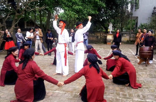 Làng cổ Hùng Lô Chỉ cách đền Hùng 10 km, làng cổ Hùng Lô là mảnh đất 300 năm tuổi nằm bên bờ sông Lô. Là quần thể di tích có giá trị về văn hóa và lịch sử, những năm gần đây, nơi này đang trở thành điểm đến hấp dẫn trong hành trình du lịch tâm linh Phú Thọ. Tại làng có khu đình cổ được xây trên dải đất rộng, gồm nhiều công trình như tòa Đại Đình, Phương Đình, Lầu Chuông, Lầu Trống, Nhà tiền tế... Dừng chân ở làng Hùng Lô bạn được tìm hiểu về lịch sử, văn hóa làng, thưởng thức những làn điệu hát xoan do chính nghệ nhân là người làng biểu diễn, đạp xe tham quan, nghỉ homestay... Ảnh: Hương Chi. Làng cổ Hùng Lô Chỉ cách đền Hùng 10 km, làng cổ Hùng Lô là mảnh đất 300 năm tuổi nằm bên bờ sông Lô. Là quần thể di tích có giá trị về văn hóa và lịch sử, những năm gần đây, nơi này đang trở thành điểm đến hấp dẫn trong hành trình du lịch tâm linh Phú Thọ. Tại làng có khu đình cổ được xây trên dải đất rộng, gồm nhiều công trình như tòa Đại Đình, Phương Đình, Lầu Chuông, Lầu Trống, Nhà tiền tế... Dừng chân ở làng Hùng Lô bạn được tìm hiểu về lịch sử, văn hóa làng, thưởng thức những làn điệu hát xoan do chính nghệ nhân là người làng biểu diễn, đạp xe tham quan, nghỉ homestay... Ảnh: Hương Chi.