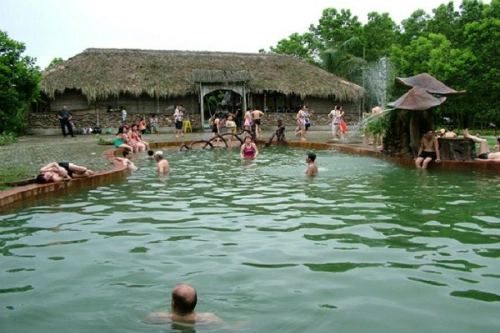 Khu nghỉ dưỡng suối khoáng nóng Thanh Thủy Nằm cách Hà Nội 65 km, đến resort Thanh Thủy bạn không chỉ đằm mình trong làn nước khoáng ấm áp để phục hồi sức khỏe mà còn tắm bùn, thưởng thức đặc sản Phú Thọ, đạp xe, câu cá, đốt lửa trại... Đây là một địa điểm hợp lý cho những chuyến du lịch vào cuối tuần cùng cả gia đình để nghỉ ngơi, thư giãn. Giá cả các dịch vụ tắm khoáng, tắm bùn từ 80.000 đến 250.000 đồng mỗi người tùy loại và độ tuổi khách. Ảnh: hanotour. Đầm Ao ChâuThuộc huyện Hạ Hòa, cách thị xã Phú Thọ 50km, cách thành phố Việt Trì 70 km.Ảnh: vietnamtourism. Khu nghỉ dưỡng suối khoáng nóng Thanh Thủy Nằm cách Hà Nội 65 km, đến resort Thanh Thủy bạn không chỉ đằm mình trong làn nước khoáng ấm áp để phục hồi sức khỏe mà còn tắm bùn, thưởng thức đặc sản Phú Thọ, đạp xe, câu cá, đốt lửa trại... Đây là một địa điểm hợp lý cho những chuyến du lịch vào cuối tuần cùng cả gia đình để nghỉ ngơi, thư giãn. Giá cả các dịch vụ tắm khoáng, tắm bùn từ 80.000 đến 250.000 đồng mỗi người tùy loại và độ tuổi khách. Ảnh: hanotour. Đầm Ao ChâuThuộc huyện Hạ Hòa, cách thị xã Phú Thọ 50km, cách thành phố Việt Trì 70 km.Ảnh: vietnamtourism.