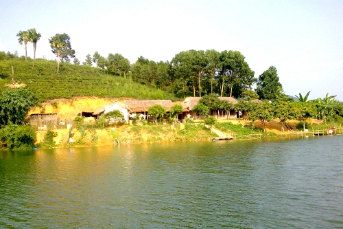 Đầm Ao Châu Cách Hà Nội 140 km theo quốc lộ 2, đầm Ao Châu nằm trên địa bàn thị trấn Hạ Hòa và các xã Y Sơn, Ấm Hạ và Phụ Khánh (huyện Hạ Hòa, Phú Thọ). Đầm có tới gần 100 hòn đảo lớn nhỏ với diện tích mặt nước là 2 km2. Không chỉ có thảm thực vật phong phú, quanh đầm người dân trồng nhiều loại cây ăn trái nên càng hấp dẫn du khách hơn. Đến Ao Châu bạn được trải nghiệm ngồi thuyền ngắm cảnh, câu cá, nướng cá, vào mùa hè có thể tự tay hái vải thưởng thức tại vườn. Nếu có nhiều thời gian bạn có thể kết hợp tham quan thêm Ao Tiên với hơn 10 thác nước lớn nhỏ khác. Đầm Ao Châu Cách Hà Nội 140 km theo quốc lộ 2, đầm Ao Châu nằm trên địa bàn thị trấn Hạ Hòa và các xã Y Sơn, Ấm Hạ và Phụ Khánh (huyện Hạ Hòa, Phú Thọ). Đầm có tới gần 100 hòn đảo lớn nhỏ với diện tích mặt nước là 2 km2. Không chỉ có thảm thực vật phong phú, quanh đầm người dân trồng nhiều loại cây ăn trái nên càng hấp dẫn du khách hơn. Đến Ao Châu bạn được trải nghiệm ngồi thuyền ngắm cảnh, câu cá, nướng cá, vào mùa hè có thể tự tay hái vải thưởng thức tại vườn. Nếu có nhiều thời gian bạn có thể kết hợp tham quan thêm Ao Tiên với hơn 10 thác nước lớn nhỏ khác.