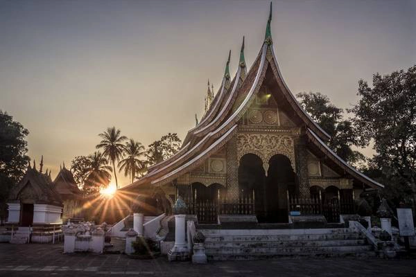 Hoàng hôn buông xuống tại chùa Xieng Thong . Ảnh: Jonas Ginter/flickr.com diem-dung-chan-luang-prabang-ivivu-2