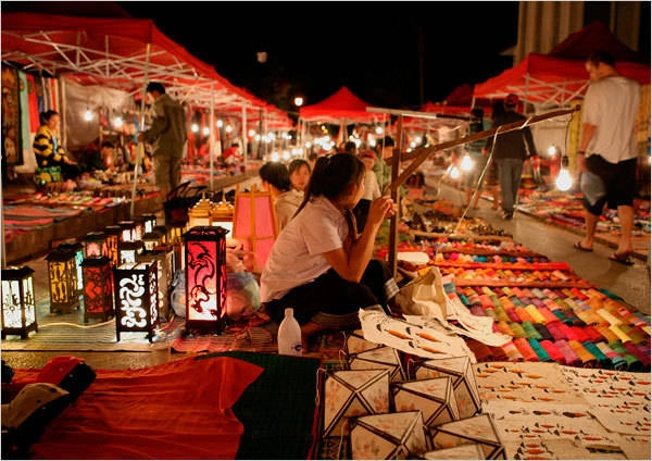 Các món hàng lưu niệm nhiều màu sắc ở chợ đêm. Ảnh: Nytimes.com diem-dung-chan-luang-prabang-ivivu-5