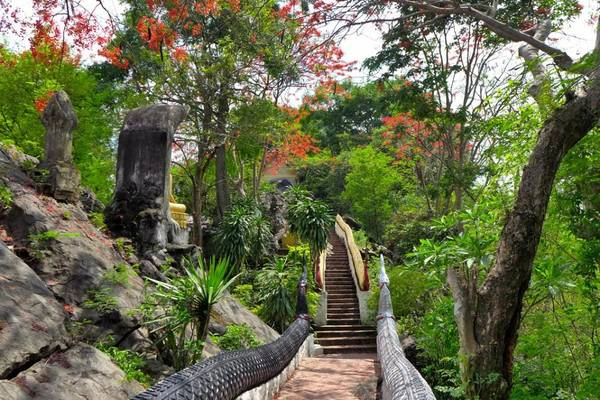 Đường lên núi Phou Si. Ảnh: Madeleine Holland diem-dung-chan-luang-prabang-ivivu-6