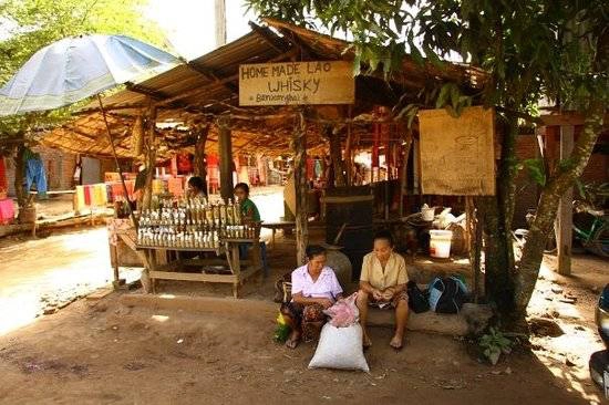 Một cửa hàng bán các loại rượu đặc sản của làng. Ảnh: tripadvisor.com diem-dung-chan-luang-prabang-ivivu-7