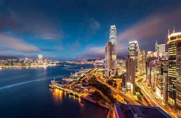 Hong Kong là một trong những trung tâm kinh tế thương mại quan trọng của châu Á, nhưng không có nhiều nét văn hóa đặc sắc, thậm chí được mệnh danh là “sa mạc văn hóa”. Tuy nhiên, khi đặt chân tới thành phố này, du khách sẽ dần cảm nhận được những nét văn hóa riêng ẩn sau những tòa nhà cao chọc trời, những khu vui chơi giải trí náo nhiệt, phồn hoa. Ảnh: Huanqiu.