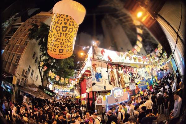 <strong>2. Lan Quế Phường - điểm hẹn của văn hóa bar. </strong>Lan Quế Phường (Lan Kwai Fong) là một trong những tụ điểm vui chơi giải trí được yêu thích nhất ở Hong Kong. Mỗi ngày, từ chiều tối đến tờ mờ sáng hôm sau, nơi đây hầu như không ngủ. Tại cung đường này có đến trên 90 nhà hàng và quán bar. Ảnh: weixinyidu.com