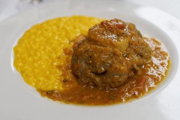 Ẩm thực mang phong vị miền bắc Italy của Milan rất nổi tiếng. Bạn chắc chắn nên thử những món nổi bật như món cơm risotto nấu với nước dùng chứa nhiều kem, món osso buco đặc sản Milan với thành phần chính là chân bê hầm, cùng với một ly rượu đỏ Italy thượng hạng. Ảnh: Shutterstock. Ẩm thực mang phong vị miền bắc Italy của Milan rất nổi tiếng. Bạn chắc chắn nên thử những món nổi bật như món cơm risotto nấu với nước dùng chứa nhiều kem, món osso buco đặc sản Milan với thành phần chính là chân bê hầm, cùng với một ly rượu đỏ Italy thượng hạng. Ảnh: Shutterstock.10