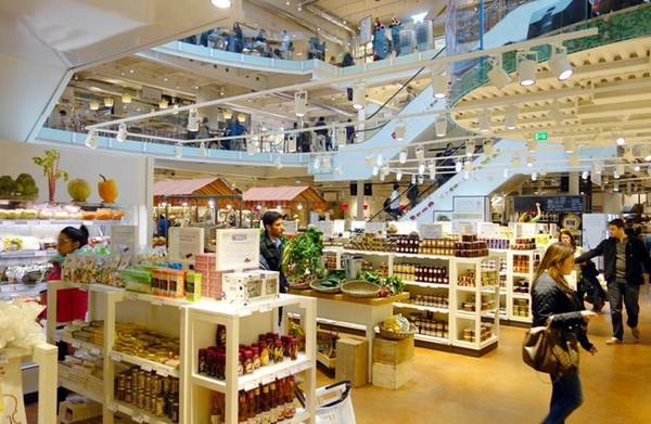 Những người có tâm hồn ăn uống nên ghé vào Milan’s Eataly, một chi nhánh của thánh địa ẩm thực Italy vốn đã có mặt ở nhiều thành phố lớn trên thế giới, như New York và Chicago. Với diện tích 464 m2, Milan’s Eataly hấp dẫn khách hàng bằng Alice, nhà hàng dành cho dân sành ăn, và tháp nước làm từ chocolate. Ảnh: ValeStock/Shutterstock. Những người có tâm hồn ăn uống nên ghé vào Milan’s Eataly, một chi nhánh của thánh địa ẩm thực Italy vốn đã có mặt ở nhiều thành phố lớn trên thế giới, như New York và Chicago. Với diện tích 464 m2, Milan’s Eataly hấp dẫn khách hàng bằng Alice, nhà hàng dành cho dân sành ăn, và tháp nước làm từ chocolate. Ảnh: ValeStock/Shutterstock.