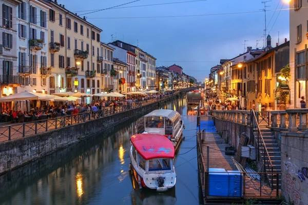 Để tận hưởng Milan về đêm, bạn nên dạo bước tới quận Navigli, nơi hội tụ dãy quán bar và nhà hàng dọc kênh đào cổ xưa của thành phố. Ảnh: Shutterstock. Để tận hưởng Milan về đêm, bạn nên dạo bước tới quận Navigli, nơi hội tụ dãy quán bar và nhà hàng dọc kênh đào cổ xưa của thành phố. Ảnh: Shutterstock.