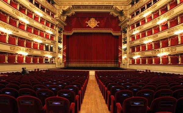 Hoặc bạn có thể mua vé xem chương trình ở La Scala, nhà hát opera nổi tiếng quốc tế. Từ năm 1778 tới nay, La Scala chỉ chấp nhận những nghệ sĩ hàng đầu tới đây biểu diễn. Ảnh: Reuters/Alessandro Garofalo. Hoặc bạn có thể mua vé xem chương trình ở La Scala, nhà hát opera nổi tiếng quốc tế. Từ năm 1778 tới nay, La Scala chỉ chấp nhận những nghệ sĩ hàng đầu tới đây biểu diễn. Ảnh: Reuters/Alessandro Garofalo.