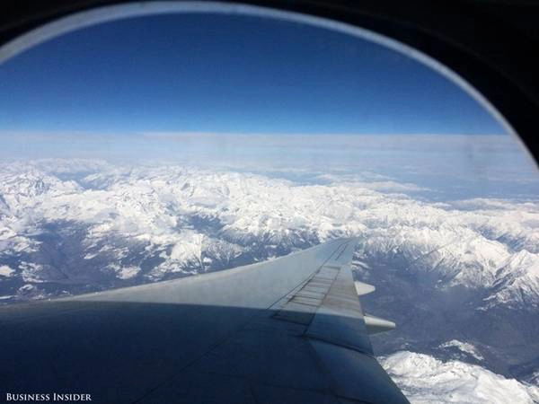 Rời Milan, hình ảnh tráng lệ của dãy núi Alps sẽ đọng lại trong lòng du khách khi máy bay cất cánh. Ảnh: Julie Zevelov/Business Insider. Rời Milan, hình ảnh tráng lệ của dãy núi Alps sẽ đọng lại trong lòng du khách khi máy bay cất cánh. Ảnh: Julie Zevelov/Business Insider.
