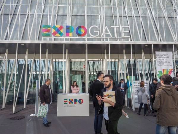 Milan chuẩn bị hàng năm cho Triển lãm thế giới Expo 2015, diễn ra từ 1/5 đến 31/10. Hơn 140 nước tham gia để trưng bày công nghệ tân tiến, với chủ đề của năm nay xoay quanh ẩm thực. Kinh đô thời trang của Italy hy vọng đón tiếp hơn 20 triệu du khách ghé thăm triển lãm kéo dài 6 tháng. Ảnh: Claudio Divizia/Shutterstock. Milan chuẩn bị hàng năm cho Triển lãm thế giới Expo 2015, diễn ra từ 1/5 đến 31/10. Hơn 140 nước tham gia để trưng bày công nghệ tân tiến, với chủ đề của năm nay xoay quanh ẩm thực. Kinh đô thời trang của Italy hy vọng đón tiếp hơn 20 triệu du khách ghé thăm triển lãm kéo dài 6 tháng. Ảnh: Claudio Divizia/Shutterstock.