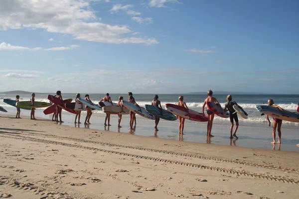 <strong>Noosa Heads, Australia: </strong> Khác với Surfers Paradise, Noosa Heads còn mang đậm vẻ đẹp hoang sơ và là một trong những bãi biển khá yên tĩnh. Đây là nơi lý tưởng để bạn thư giãn trên bãi biển trong xanh hay thực hiện các màn lướt sóng. Buổi tối, du khách có thể vi vu trên phố Hasting để mua sắm và thưởng thức các món ngon Australia.