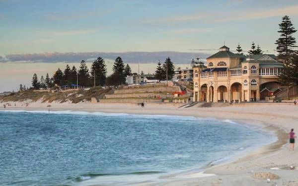 <strong>Cottesloe, Australia: </strong> Nằm ở vùng ngoại ô phía tây thành phố Perth, Cottesloe là một trong những bãi biển nổi tiếng nhất Tây Australia. Nơi đây có một bãi biển cát vàng trải dài hơn một km từ dãy núi Mudurup xuống phía nam Swanbourne, thích hợp cho du khách khám phá, bơi lội, lặn biển, lướt sóng…