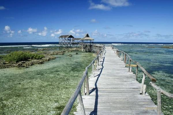 <strong>Đảo Siargao, Philippines: </strong> Nếu ưa thích sự mạo hiểm, thử thách, hòn đảo Siargao sẽ là lựa chọn hoàn hảo. Với những bãi biển đẹp cùng làn nước xanh trong, đảo Siargao được xem là cái nôi phát triển môn thể thao lướt sóng và bơi lội ở Philippines.