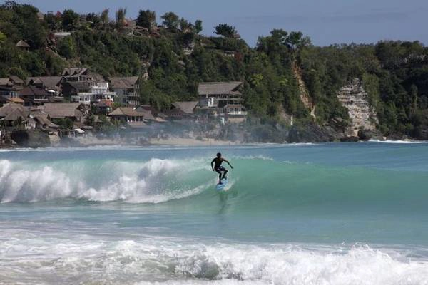 <strong>Bali, Indonesia: </strong> Ngoài những khu nghỉ mát sang trọng, ẩm thực tươi ngon, con người thân thiện, Bali còn được biết đến là hòn đảo của các vị thần. Địa điểm lướt sóng lý tưởng cho du khách là bãi biển Kuta. Đây là một trong những điểm lướt sóng nổi tiếng nhất thành phố với sự đa dạng của các hoạt động thể thao trên biển.