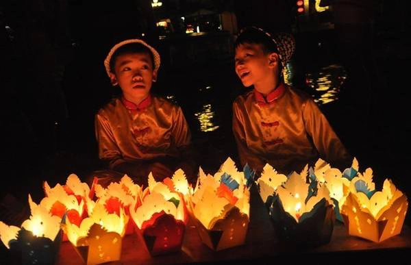 Lễ hội hoa đăng Hội An: Vào đêm rằm Trung Thu, tất cả các con đường tại phố cổ đều có sự hiện diện của những bông hoa được cắt theo hình lục giác đều, có một đèn cầy ở trong, đó là hoa đăng. Hãy chọn cho mình một bông để gửi ước nguyện của bạn đến bạn bè, người thân. Ảnh: Tuấn Nguyễn.
