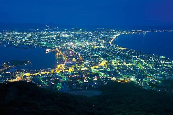 18. Núi Hakodate (Hokkaido): Từ đỉnh núi, du khách có thể nhìn thấy toàn thành phố Hakodate có hình dáng giống một chiếc quạt, với bãi biển uốn lượn 2 bên.