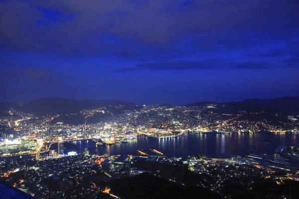 4. Inasayama (Nagasaki): Đây là ngọn núi thu hút khách du lịch nổi tiếng nhất ở Nagasaki. Từ độ cao 333 m so với mực nước biển, du khách có thể thấy toàn bộ cảng của thành phố này.