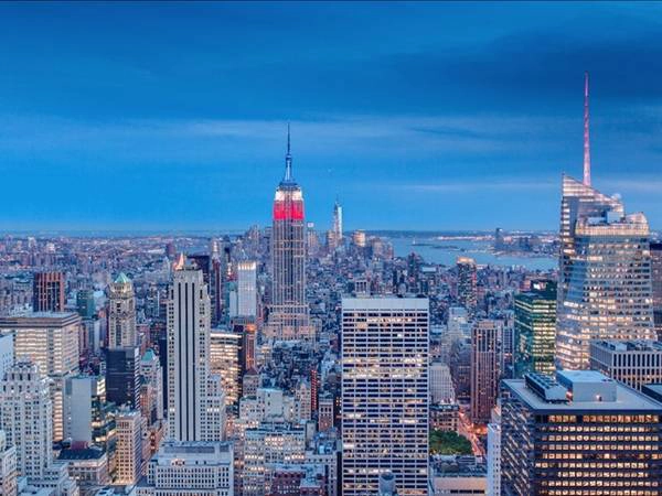 Toà nhà Empire State được biết đến như một trong những điểm nhìn đẹp nhất ra đường chân trời của thành phố New York. Tuy nhiên, nếu nhìn từ đây, bạn sẽ không thể thấy được bản thân toà nhà này - một biểu tượng của thành phố. Thay vào đó, hãy thử chiêm ngưỡng thành phố từ đài quan sát Top of the Rock tại Trung tâm Rockefeller. Với giá vé phải chăng hơn và hàng đợi ngắn hơn, bạn sẽ có được điểm nhìn tuyệt đẹp từ độ cao 70 tầng. Toà nhà Empire State được biết đến như một trong những điểm nhìn đẹp nhất ra đường chân trời của thành phố New York. Tuy nhiên, nếu nhìn từ đây, bạn sẽ không thể thấy được bản thân toà nhà này - một biểu tượng của thành phố. Thay vào đó, hãy thử chiêm ngưỡng thành phố từ đài quan sát Top of the Rock tại Trung tâm Rockefeller. Với giá vé phải chăng hơn và hàng đợi ngắn hơn, bạn sẽ có được điểm nhìn tuyệt đẹp từ độ cao 70 tầng.