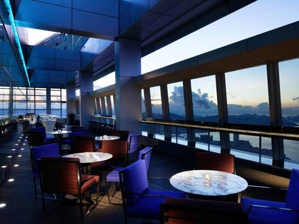Khách sạn Ritz-Carlton tại Hong Kong là nơi đặt Ozone trên tầng 118 - quán bar cao nhất thế giới. Ở độ cao 490m so với mực nước biển, bạn sẽ ngắm nhìn được 270 độ thành phố. Khách sạn Ritz-Carlton tại Hong Kong là nơi đặt Ozone trên tầng 118 - quán bar cao nhất thế giới. Ở độ cao 490m so với mực nước biển, bạn sẽ ngắm nhìn được 270 độ thành phố.
