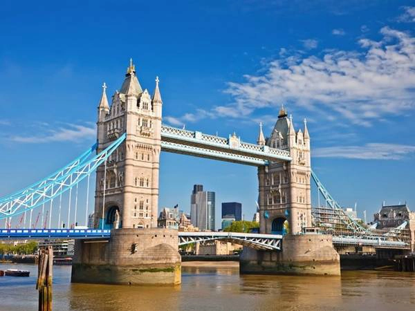 Một chuyến đi đến Shard - toà nhà cao nhất London - sẽ tốn của bạn 40 USD. Nhưng chỉ với 12 USD, bạn đã có thể đi lang thang trên lối đi bộ của công trình biểu tượng Tower Bridge và chiêm ngưỡng những công trình kiến trúc nổi tiếng nhất của London. Một chuyến đi đến Shard - toà nhà cao nhất London - sẽ tốn của bạn 40 USD. Nhưng chỉ với 12 USD, bạn đã có thể đi lang thang trên lối đi bộ của công trình biểu tượng Tower Bridge và chiêm ngưỡng những công trình kiến trúc nổi tiếng nhất của London.