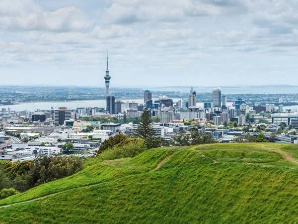Toà tháp Sky tại Auckland, New Zealand, là công trình kiến trúc nhân tạo cao nhất cả nước và là nơi du khách có thể có được những trải nghiệm khác nhau, từ ăn uống đến nhảy bungee. Tuy nhiên bạn cũng có thể có được góc nhìn đẹp mà không phải tốn tiền hay chờ đợi tại Núi Eden - một núi lửa không hoạt động và cũng là điểm nhìn tự nhiên cao nhất của thành phố. Toà tháp Sky tại Auckland, New Zealand, là công trình kiến trúc nhân tạo cao nhất cả nước và là nơi du khách có thể có được những trải nghiệm khác nhau, từ ăn uống đến nhảy bungee. Tuy nhiên bạn cũng có thể có được góc nhìn đẹp mà không phải tốn tiền hay chờ đợi tại Núi Eden - một núi lửa không hoạt động và cũng là điểm nhìn tự nhiên cao nhất của thành phố.