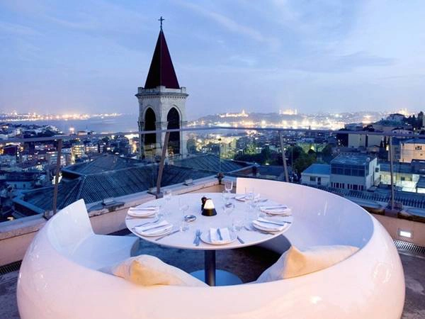 Khách sạn Four Seasons Istanbul tại Bosphorus là một điểm nhìn đẹp ra eo biển này. Nhưng nếu bạn muốn có được tầm nhìn bao quát hơn thì hãy đến 360 Istanbul. Quán bar nhà hàng này được đặt tên theo góc độ bạn có thể nhìn ra được những tầng thượng toà nhà và eo biển Bosphorus. Khách sạn Four Seasons Istanbul tại Bosphorus là một điểm nhìn đẹp ra eo biển này. Nhưng nếu bạn muốn có được tầm nhìn bao quát hơn thì hãy đến 360 Istanbul. Quán bar nhà hàng này được đặt tên theo góc độ bạn có thể nhìn ra được những tầng thượng toà nhà và eo biển Bosphorus.
