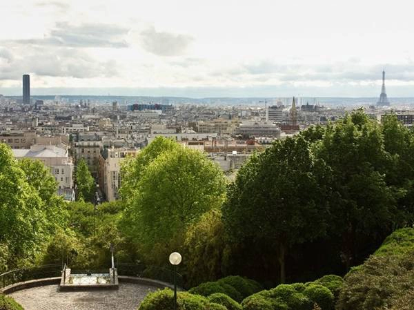 Nhắc đến Paris, các du khách thường tìm đến tháp Eiffel để có được điểm nhìn đẹp. Tuy nhiên, những ai không ưa chỗ đông người có thể đến Parc de Belleville - khu vườn cao nhất thủ đô nước Pháp, và cũng là một trong số ít những vườn nho còn sót lại của thành phố. Những điểm quan sát tại đây sẽ giúp du khách thấy được toàn cảnh thành phố ánh sáng từ không gian tự nhiên hơn. Nhắc đến Paris, các du khách thường tìm đến tháp Eiffel để có được điểm nhìn đẹp. Tuy nhiên, những ai không ưa chỗ đông người có thể đến Parc de Belleville - khu vườn cao nhất thủ đô nước Pháp, và cũng là một trong số ít những vườn nho còn sót lại của thành phố. Những điểm quan sát tại đây sẽ giúp du khách thấy được toàn cảnh thành phố ánh sáng từ không gian tự nhiên hơn.