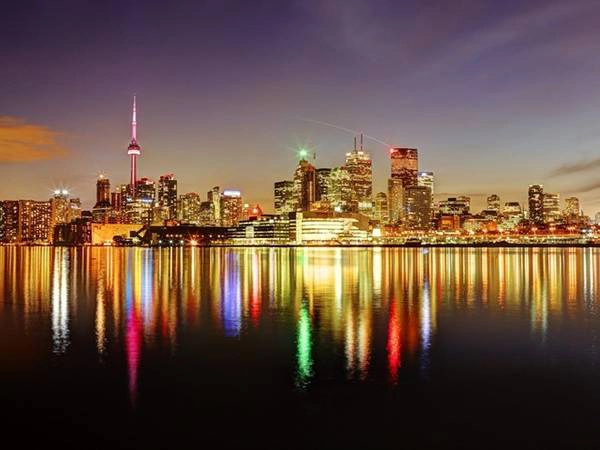 Công trình nổi bật tại thành phố Toronto là toà tháp CN - địa điểm thích hợp cho việc chiêm ngưỡng đường chân trời. Tuy nhiên, để tiết kiệm chi phí, du khách có thể tới Polson Pier nằm bên bến cảng Toronto và là nơi ưa thích của nhiều nhiếp ảnh gia, với tầm nhìn hướng ra biển. Công trình nổi bật tại thành phố Toronto là toà tháp CN - địa điểm thích hợp cho việc chiêm ngưỡng đường chân trời. Tuy nhiên, để tiết kiệm chi phí, du khách có thể tới Polson Pier nằm bên bến cảng Toronto và là nơi ưa thích của nhiều nhiếp ảnh gia, với tầm nhìn hướng ra biển.