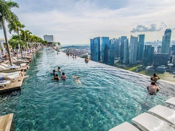 Nếu không thích ngồi đu quay, chắc chắn các du khách sẽ chẳng hứng thú gì với Singapore Flyer, vòng đu quay lớn nhất thành phố. Thay vào đó, du khách có thể thư giãn và tận hưởng quang cảnh Singapore tại hồ bơi vô cực trên mái khách sạn Marina Bay Sands. Đây là bể bơi vô cực lớn nhất thế giới, được đặt tại tầng 57 của khách sạn. Nếu không thích ngồi đu quay, chắc chắn các du khách sẽ chẳng hứng thú gì với Singapore Flyer, vòng đu quay lớn nhất thành phố. Thay vào đó, du khách có thể thư giãn và tận hưởng quang cảnh Singapore tại hồ bơi vô cực trên mái khách sạn Marina Bay Sands. Đây là bể bơi vô cực lớn nhất thế giới, được đặt tại tầng 57 của khách sạn.