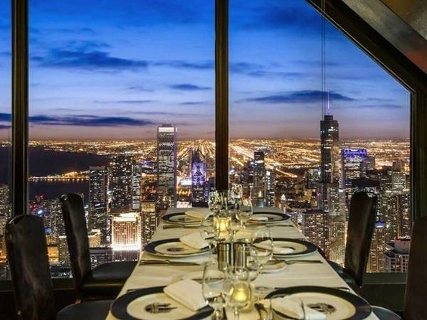 Toà tháp Willis của thành phố Chicago (trước là toà tháp Sears) được biết đến với gờ tường bằng kính mở rộng từ đài quan sát của toà nhà. Nếu điều này nghe có vẻ nguy hiểm thì bạn vẫn có thể lên tầng 95 của toà nhà John Hancock và thưởng thích bữa tối tại phòng Signature. Ngay cạnh đó là không gian toàn kính, nơi bạn có thể chiêm ngưỡng 360 độ thành phố. Toà tháp Willis của thành phố Chicago (trước là toà tháp Sears) được biết đến với gờ tường bằng kính mở rộng từ đài quan sát của toà nhà. Nếu điều này nghe có vẻ nguy hiểm thì bạn vẫn có thể lên tầng 95 của toà nhà John Hancock và thưởng thích bữa tối tại phòng Signature. Ngay cạnh đó là không gian toàn kính, nơi bạn có thể chiêm ngưỡng 360 độ thành phố.