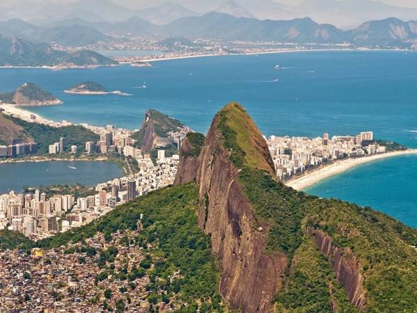 Rio de Janeiro nổi tiếng với bức tượng Chúa Kito Cứu thế khổng lồ. Nhưng nếu bạn muốn tìm một nơi nào đó ít khách du lịch hơn, hãy đi bộ lên núi Dois Irmãos (Núi Hai Anh Em). Đường lên núi mới được mở cho du khách, vì thế mặc dù ngắn nhưng nó khá dốc. Những khung cảnh khi lên đến đỉnh núi sẽ bõ những giọt mồ hôi của bạn. Rio de Janeiro nổi tiếng với bức tượng Chúa Kito Cứu thế khổng lồ. Nhưng nếu bạn muốn tìm một nơi nào đó ít khách du lịch hơn, hãy đi bộ lên núi Dois Irmãos (Núi Hai Anh Em). Đường lên núi mới được mở cho du khách, vì thế mặc dù ngắn nhưng nó khá dốc. Những khung cảnh khi lên đến đỉnh núi sẽ bõ những giọt mồ hôi của bạn.