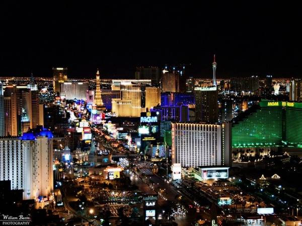 Nếu bạn muốn nhìn Las Vegas với tất cả những ánh đèn chói lọi, đừng dừng lại ở Tháp Stratosphere mà hãy tìm đến Phòng Foundation trên đỉnh những toà tháp Mandalay Bay. Tuy nhiên bạn cần phải gọi và đặt trước. Nếu bạn muốn nhìn Las Vegas với tất cả những ánh đèn chói lọi, đừng dừng lại ở Tháp Stratosphere mà hãy tìm đến Phòng Foundation trên đỉnh những toà tháp Mandalay Bay. Tuy nhiên bạn cần phải gọi và đặt trước.