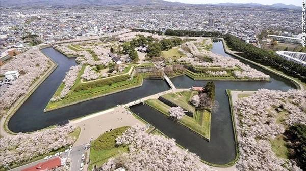 Thành phố Hakodate, Hokkaido: Tháp Goryokaku ở thành phố Hakodate phía nam Hokkaido nhìn ra đồn Goryokaku. Công trình có kiến trúc hình ngôi sao độc đáo, được xây dựng vào năm 1855 và trở thành công viên vào năm 1910, sở hữu hơn 1.000 cây anh đào.