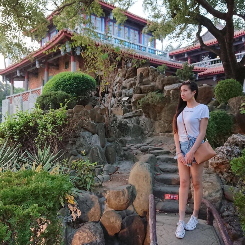 Pháo đài được người Hà Lan xây dựng lần đầu vào năm 1653. Từ đó, di tích này từng thuộc sở hữu của triều Minh, triều Thanh và Nhật Bản. Hai tòa tháp theo phong cách Trung Quốc trong khuôn viên được xây dựng trên vị trí của pháo đài ban đầu (đã bị phá hủy trong một trận động đất). Khi tham quan di tích, du khách hãy để ý tìm một số móng nhà bằng gạch từ thuở ban đầu. Ảnh: @athenalynn_14, @o_mavis.o. Pháo đài được người Hà Lan xây dựng lần đầu vào năm 1653. Từ đó, di tích này từng thuộc sở hữu của triều Minh, triều Thanh và Nhật Bản. Hai tòa tháp theo phong cách Trung Quốc trong khuôn viên được xây dựng trên vị trí của pháo đài ban đầu (đã bị phá hủy trong một trận động đất). Khi tham quan di tích, du khách hãy để ý tìm một số móng nhà bằng gạch từ thuở ban đầu. Ảnh: @athenalynn_14, @o_mavis.o.