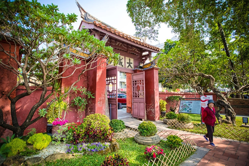 Cũng như nhiều nước và khu vực trong vùng Đông Bắc Á, Đài Loan chịu ảnh hưởng của Nho giáo (hay còn gọi là đạo Khổng). Đền Khổng Tử tại đây được xây dựng vào thế kỷ 17. Ảnh: Josh Ellis Photography. Cũng như nhiều nước và khu vực trong vùng Đông Bắc Á, Đài Loan chịu ảnh hưởng của Nho giáo (hay còn gọi là đạo Khổng). Đền Khổng Tử tại đây được xây dựng vào thế kỷ 17. Ảnh: Josh Ellis Photography.